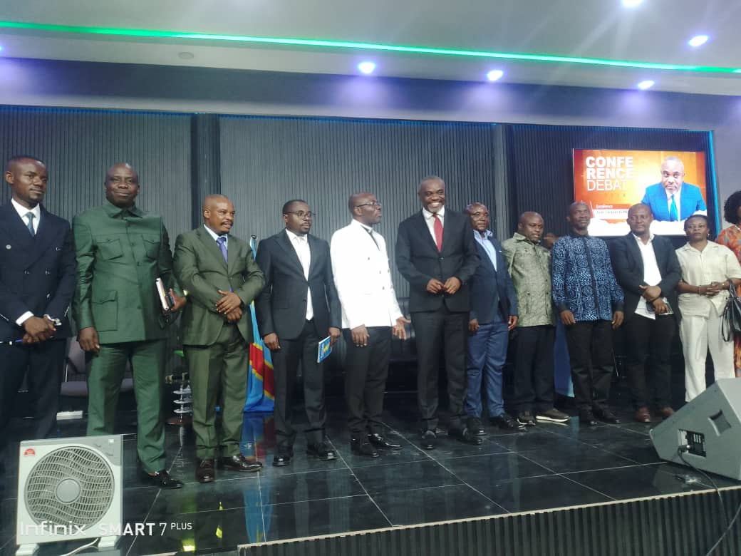 Me Jean-Jacques ELAKANO M&rsquo;YEWA et les participants &agrave; la Conf&eacute;rence-d&eacute;bat d&rsquo;Uvira du 19 avril 2026