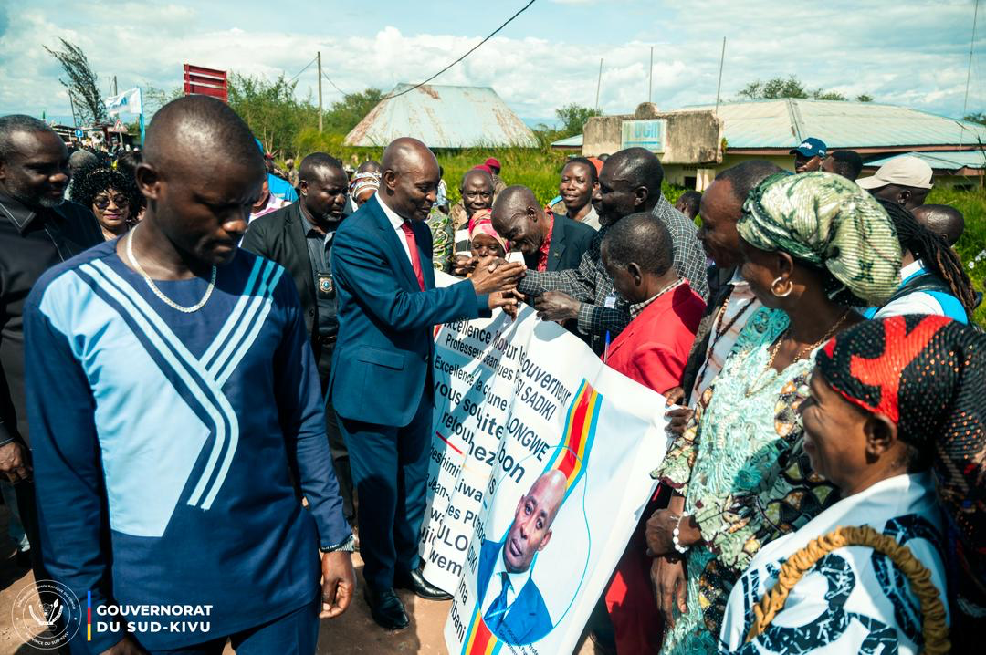 La population exprime sa joie du retour du Gouverneur Purusi à Uvira, avril 2026