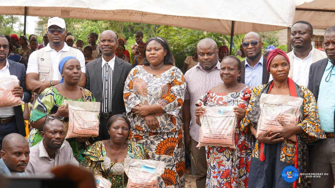 Distribution de semences lors du lancement de la Campagne agricole Saison B-2026 à Kagando, Uvira