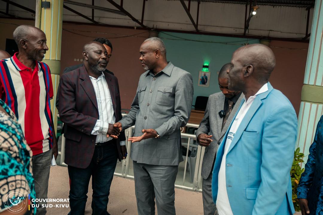 Le Vice-Gouverneur Me Jean-Jacques Elakano M'Yewa avec la délégation de la Chefferie de Bavira à Uvira