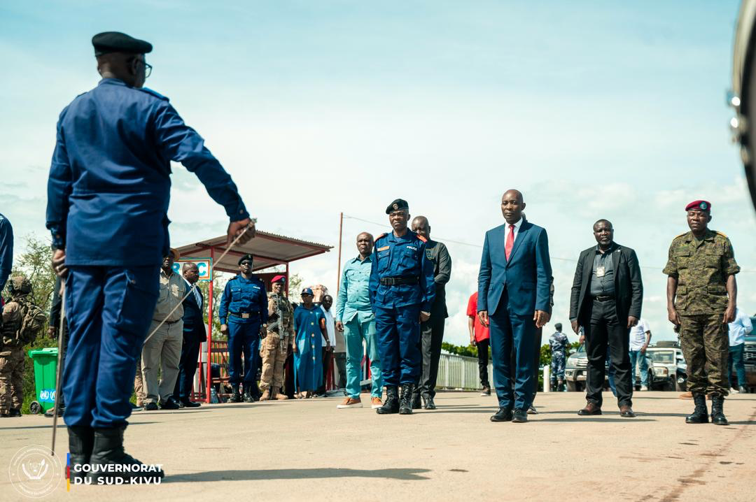 Le Gouverneur Purusi lors de la cérémonie d'accueil à la frontière de Kavimvira, avril 2026