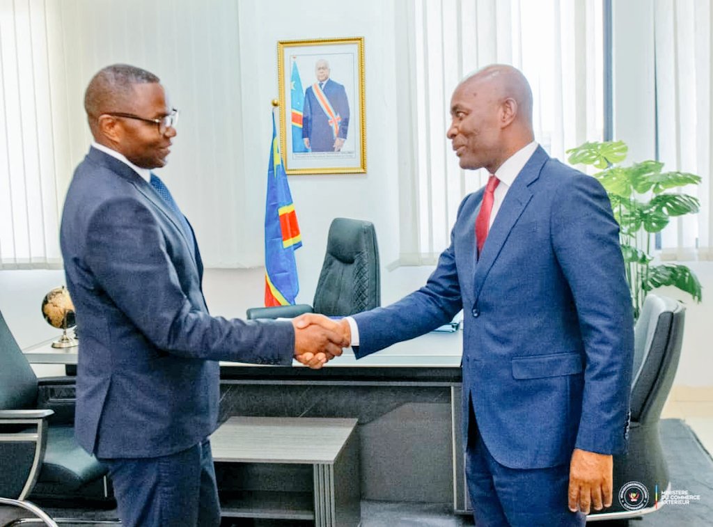 Le Gouverneur Jean-Jacques Purusi Sadiki et le Ministre du Commerce Ext&eacute;rieur Julien Paluku Kahongya se serrant la main &agrave; Kinshasa