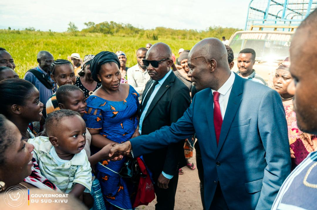 Le Gouverneur Purusi serre la main de la population à son retour à Uvira, avril 2026
