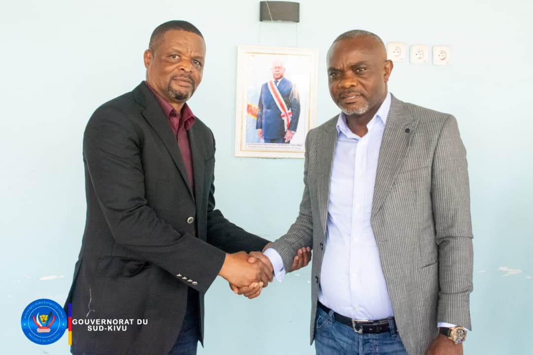 FRANCO BOKOLO de LEDA MINING serrant la main du Vice-Gouverneur Me Jean-Jacques ELAKANO M'Yewa &agrave; Uvira