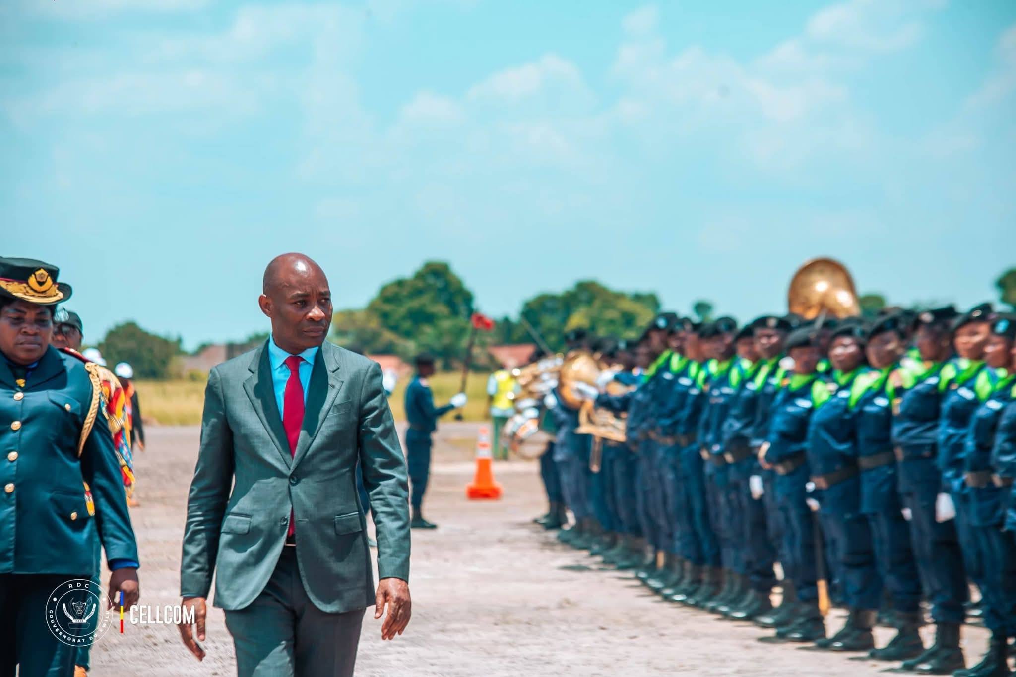 Le Gouverneur Jean-Jacques Purusi Sadiki passant en revue la garde d'honneur de la Police nationale congolaise &agrave; Bandundu
