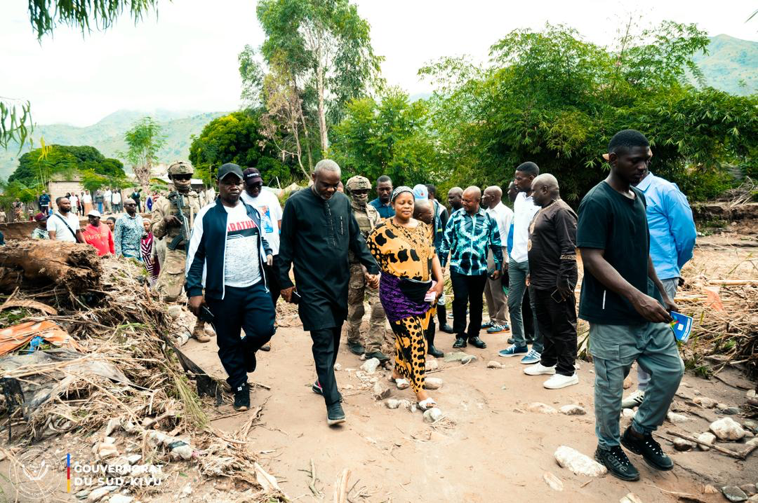 Le Vice-Gouverneur Me Jean-Jacques Elakano M&rsquo;Yewa sur le lieu du sinistre &agrave; Uvira apr&egrave;s le d&eacute;bordement de la rivi&egrave;re Kalimabenge, 2 mai 2026