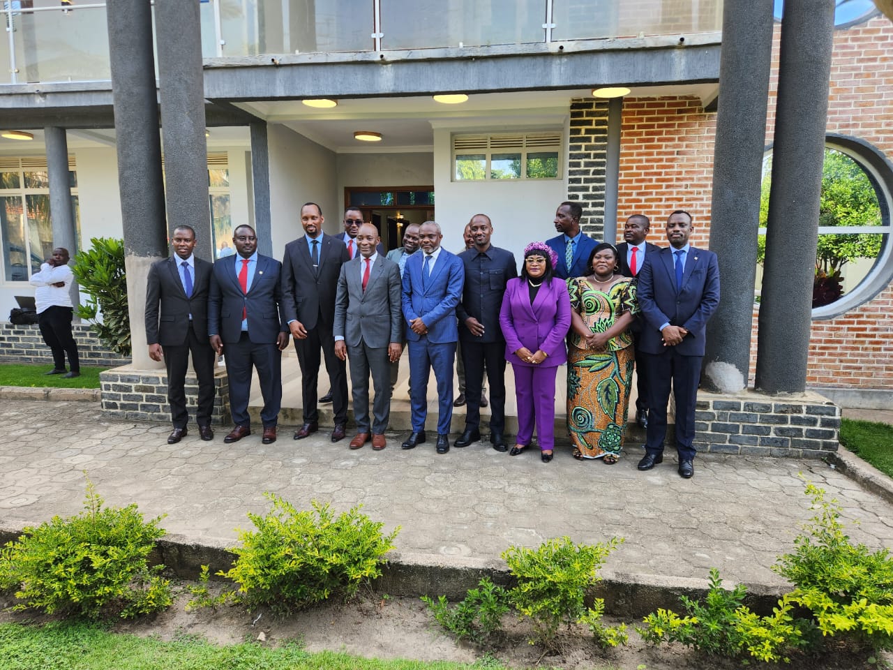 Le Gouverneur Jean-Jacques Purusi Sadiki avec la délégation de l'Association Banyamulenge Global Advocacy à Uvira