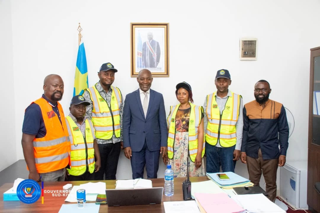 Le Gouverneur Jean-Jacques Purusi Sadiki pose avec la délégation de la Direction provinciale de l’Office des Routes conduite par l’ingénieur Yves Kikunda