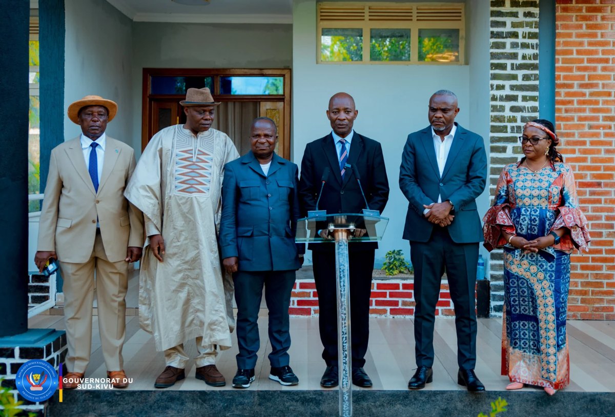 Le Gouverneur Jean-Jacques Purusi Sadiki s’adresse à la presse aux côtés des membres du Bureau de l’Assemblée provinciale à sa résidence de Kilomoni à Uvira