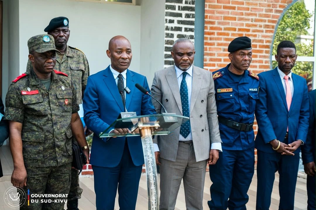Le Gouverneur Jean-Jacques Purusi Sadiki s’adresse à la presse à Uvira, entouré des responsables militaires, de la police et des membres du gouvernement provincial, à l’issue du Comité provincial de sécurité