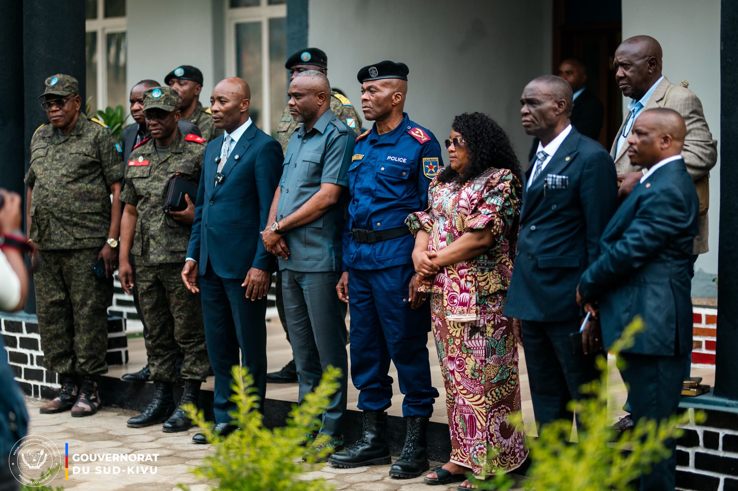 Le Gouverneur Jean-Jacques Purusi Sadiki salue la population à son arrivée à Uvira