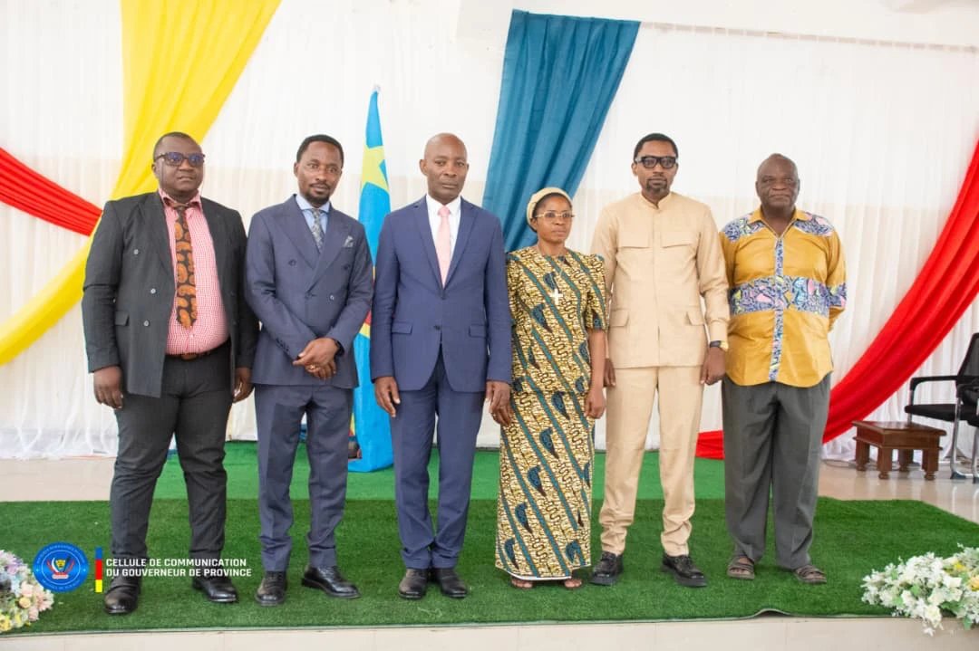 Le Gouverneur Jean-Jacques Purusi Sadiki entouré des partenaires et autorités au lancement de l’atelier de concertation communautaire du projet de renforcement de la gouvernance locale à Uvira