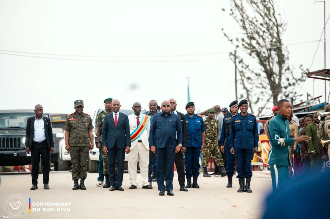 Le Vice-Premier Ministre Jacquemain Shabani Lukoo accueilli par le Gouverneur Jean-Jacques Purusi Sadiki à la frontière de Kavimvira à Uvira