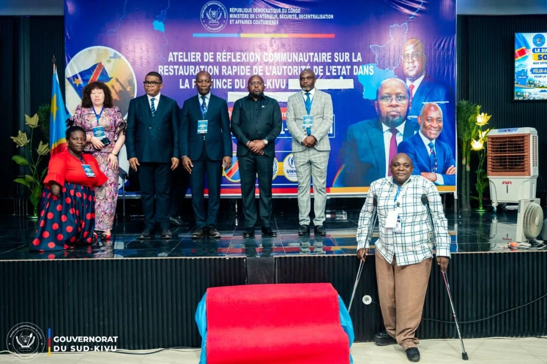 Le Vice-Premier Ministre Jacquemain Shabani Lukoo et le Gouverneur Jean-Jacques Purusi Sadiki à l’ouverture de l’atelier de réflexion communautaire sur la restauration rapide de l’autorité de l’État à Uvira