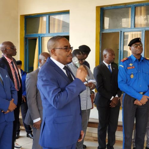 Sud-Kivu : Huit présumés criminels présentés au Gouverneur THÉO NGWABIDJE KASI par le Commissaire divisionnaire de la PNC
