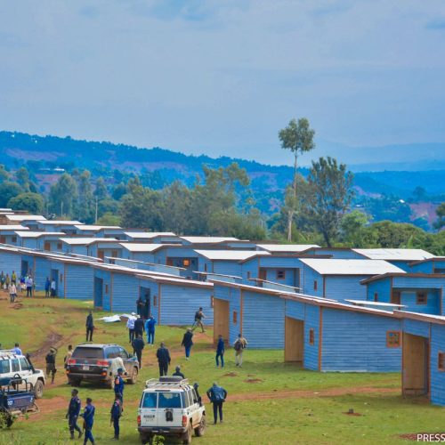 Sud-Kivu : Théo Ngwabidje Kasi a visité les sites de Lwako et Mushonezo qui abriteront les sinistrés de Bushushu et Nyamukubi