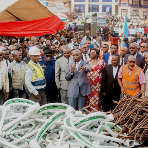 Sud-Kivu/Sécurité : Devant une foule en liesse, le Gouverneur Jean-Jacques PURUSI a procédé au lancement d’un gigantesque projet d’éclairage public issu de la promesse de campagne du Chef de l’État Félix-Antoine TSHISEKEDI
