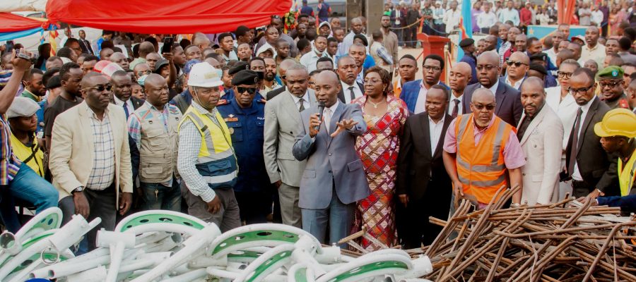 Sud-Kivu/Sécurité : Devant une foule en liesse, le Gouverneur Jean-Jacques PURUSI a procédé au lancement d’un gigantesque projet d’éclairage public issu de la promesse de campagne du Chef de l’État Félix-Antoine TSHISEKEDI