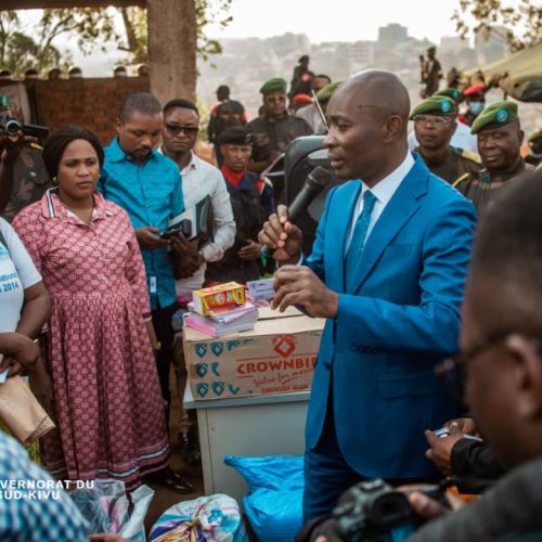 Sud-Kivu : Le Gouverneur Jean-Jacques PURUSI SADIKI a offert des vivres et fournitures scolaires aux veuves et orphelins des militaires du Camp SAIO