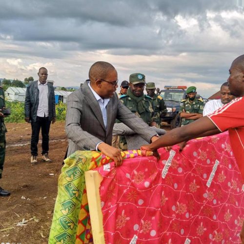 Sud-Kivu : le gouverneur de province Théo NGWABIDJE KASI a doté la 2ème vague de nouvelles recrues dans l’armée des matelas et couvertures